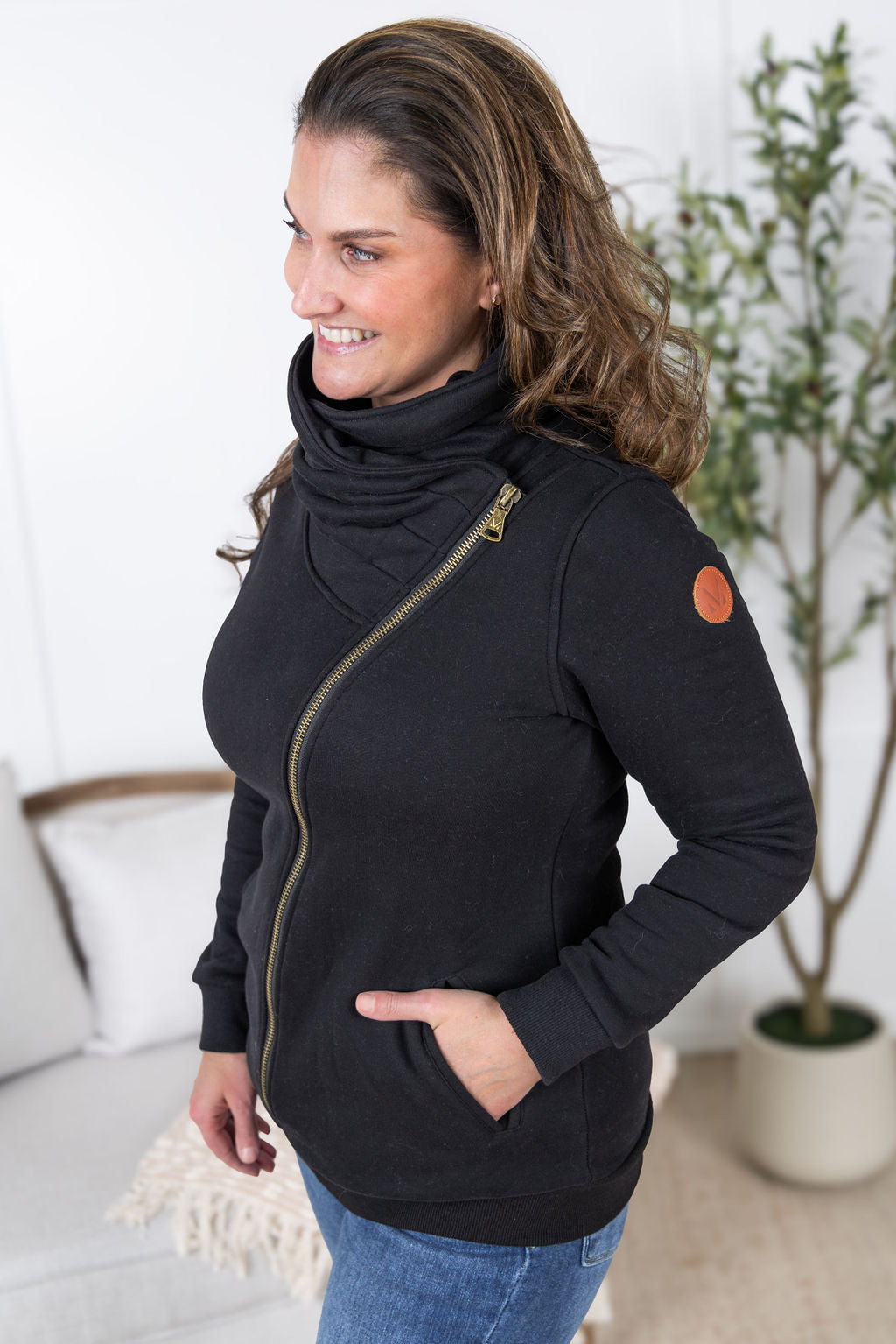 IN STOCK Quinn ZipUp Cowl - Black